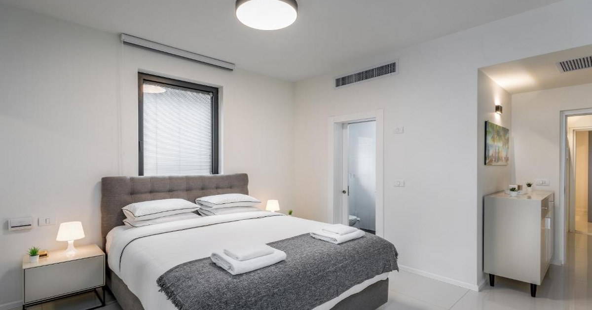 דירה מרווחת ומעוצבת עם 2 חדרי שינה, מרפסת וחניה, תל אביב