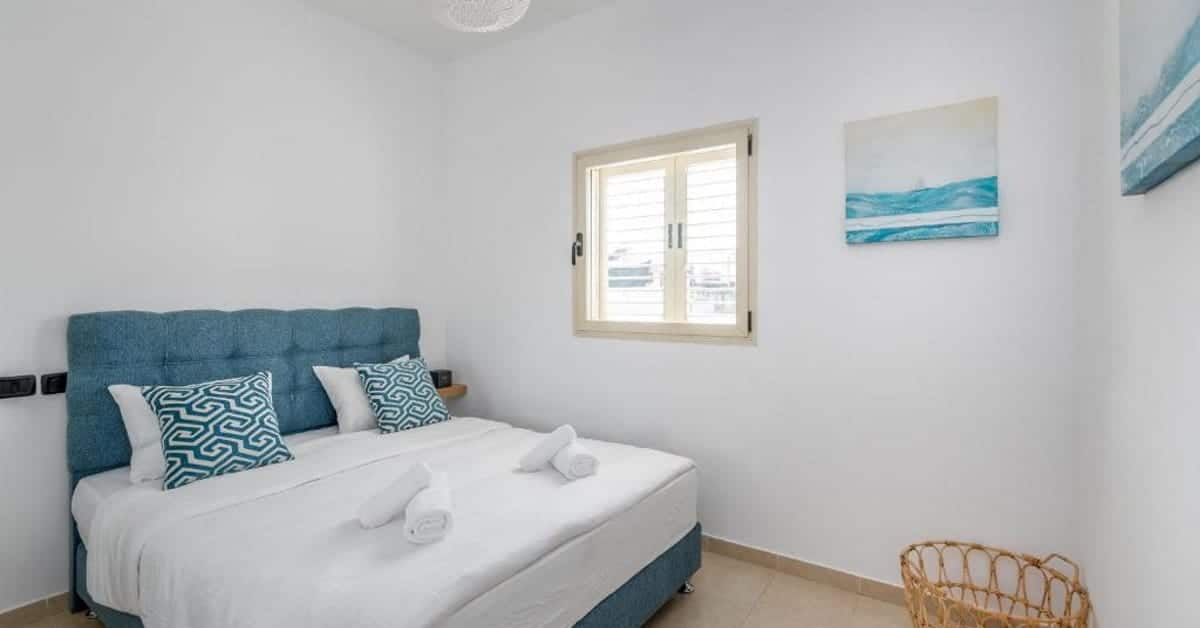 דירה מקסימה עם חדר שינה אחד ומרפסת – ליד חוף הילטון תל אביב