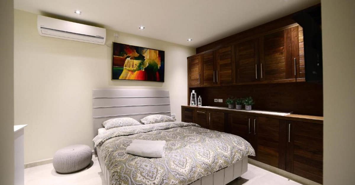 דירת גן עם 3 חדרי שינה וסלון בריכה מחוממת בתוספת תשלום 200 שח ליום, אילת